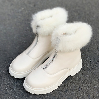 Μοντέρνες γυναικείες μπότες με μαλακή επένδυση και φερμουάρ σε άσπρο και μαύρο χρώμα