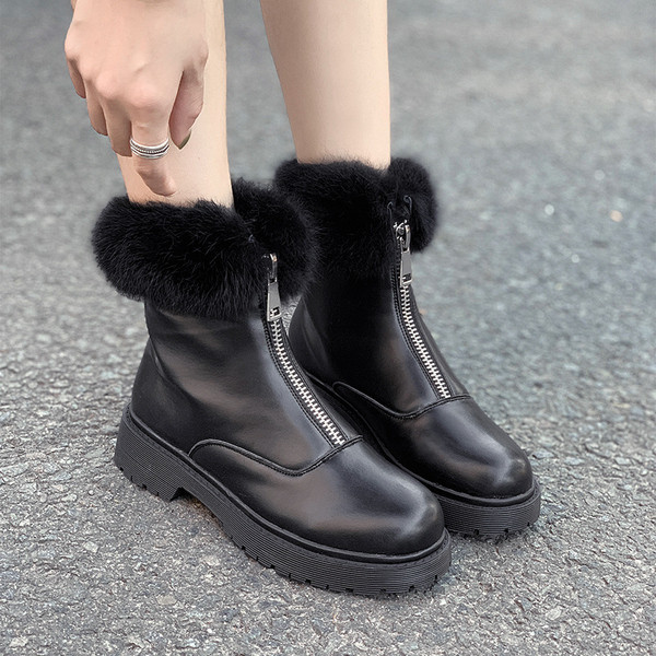 Μοντέρνες γυναικείες μπότες με μαλακή επένδυση και φερμουάρ σε άσπρο και μαύρο χρώμα