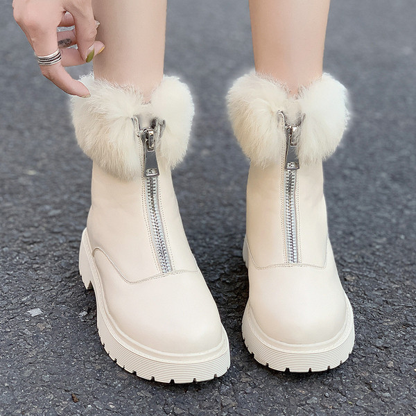 Μοντέρνες γυναικείες μπότες με μαλακή επένδυση και φερμουάρ σε άσπρο και μαύρο χρώμα