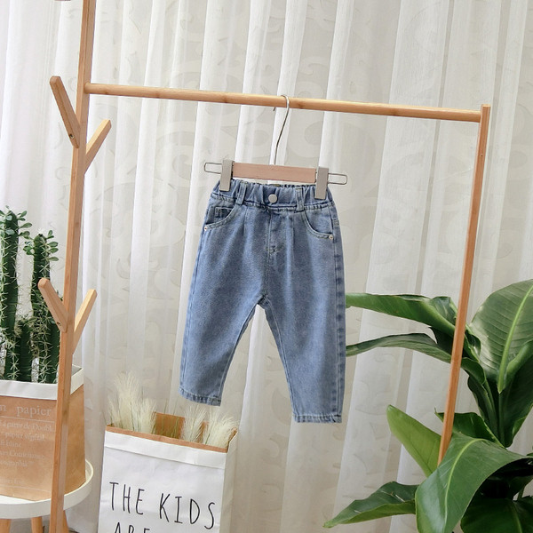 Μοντέρνα παιδικά μπλε τζιν για αγόρια