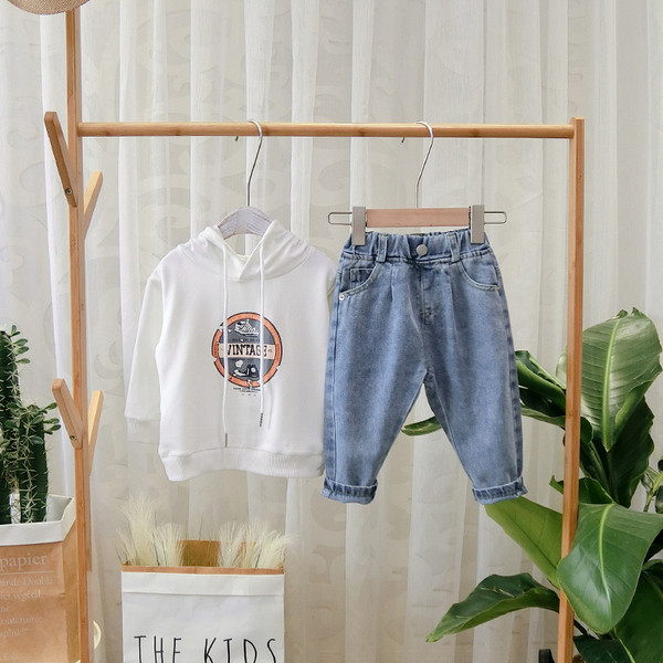 Μοντέρνα παιδικά μπλε τζιν για αγόρια