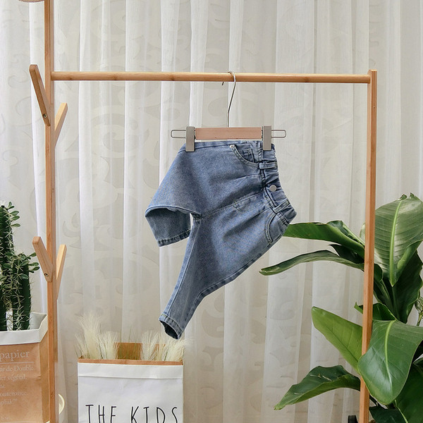 Μοντέρνα παιδικά μπλε τζιν για αγόρια