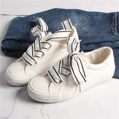 Νέο μοντέλο γυναικεία πάνινα παπούτσιαμε κορδόνια και λευκή σόλα σε λευκό, μαύρο και ροζ χρώμα