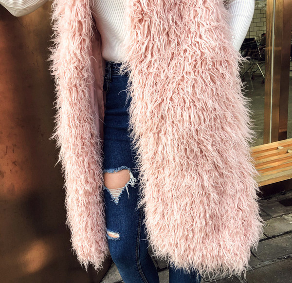 Vestă lungă modernă din puf în alb și roz