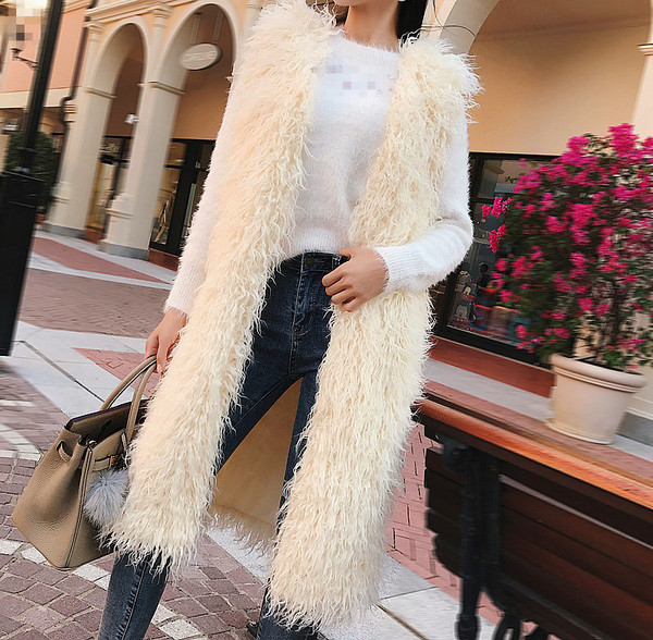 Vestă lungă modernă din puf în alb și roz