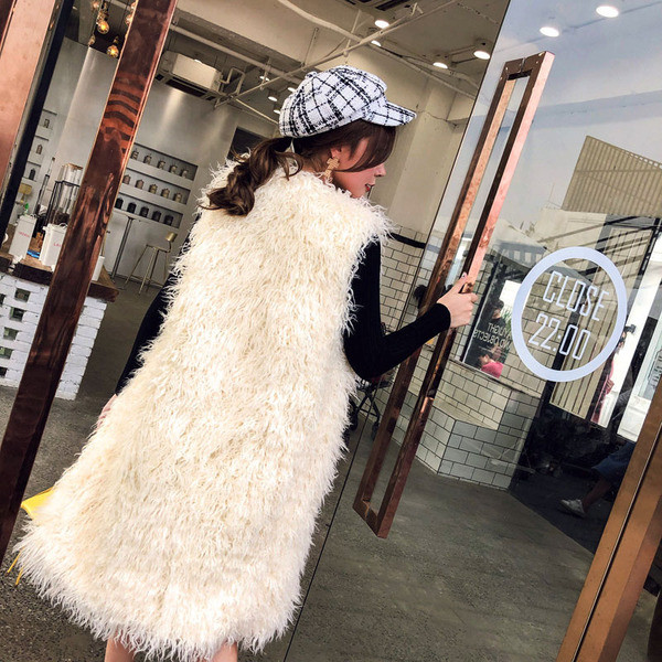 Vestă lungă modernă din puf în alb și roz