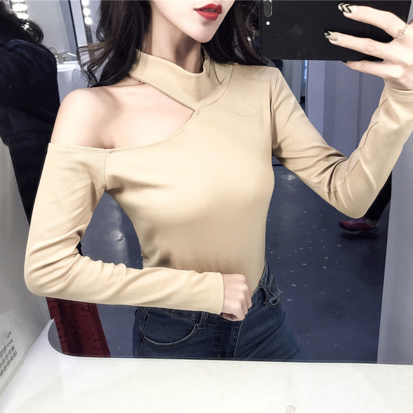 Γυναικεία casual μπλούζα με ψηλό γιακά και γυμνό ώμο σε μαύρο και μπεζ χρώμα