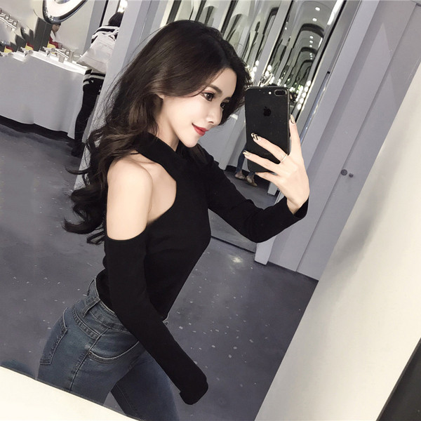 Γυναικεία casual μπλούζα με ψηλό γιακά και γυμνό ώμο σε μαύρο και μπεζ χρώμα