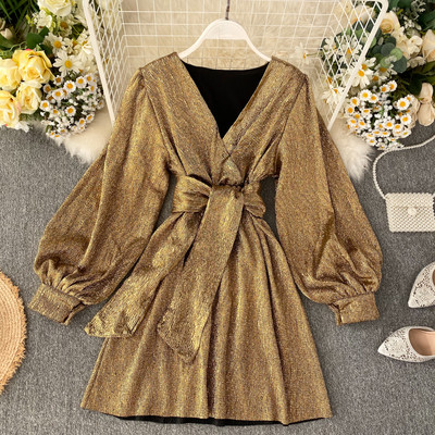 Stílusos női ruha ezüst és arany színben, V-nyakú