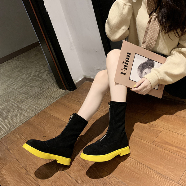 Ghete de dama moderne din piele intoarsa cu talpa colorata