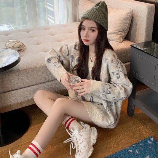 Hosszú és széles pulóver mintás mintával, spitz nyakkivágással