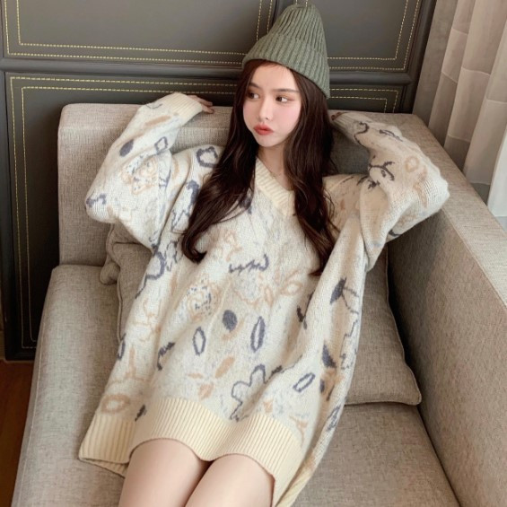 Hosszú és széles pulóver mintás mintával, spitz nyakkivágással