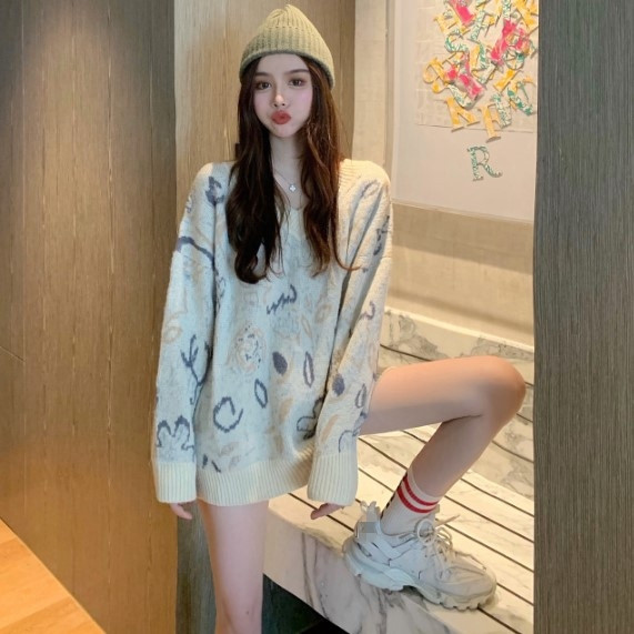 Hosszú és széles pulóver mintás mintával, spitz nyakkivágással