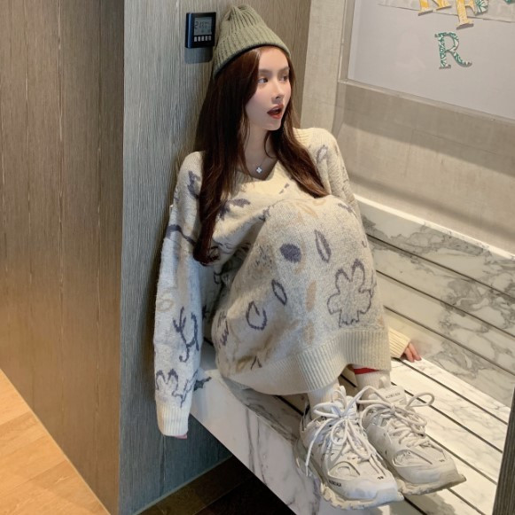 Hosszú és széles pulóver mintás mintával, spitz nyakkivágással