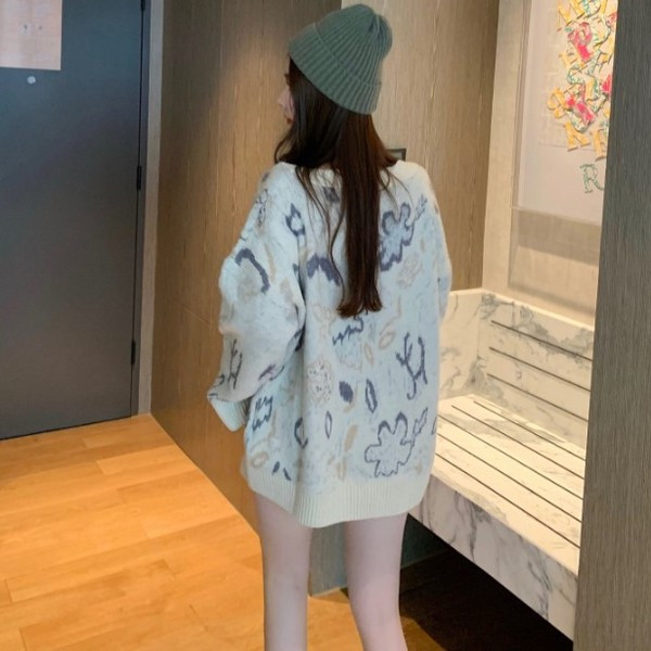 Hosszú és széles pulóver mintás mintával, spitz nyakkivágással