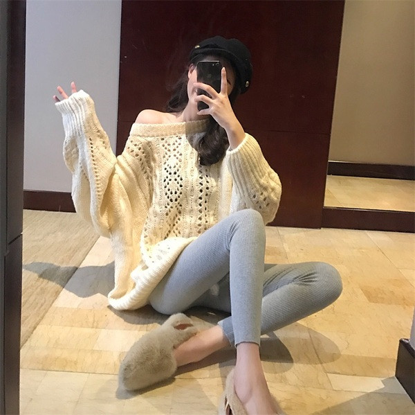 Λεπτό γυναικείο πουλόβερ σε ανοιχτό χρώμα και οβάλ λαιμόκοψη