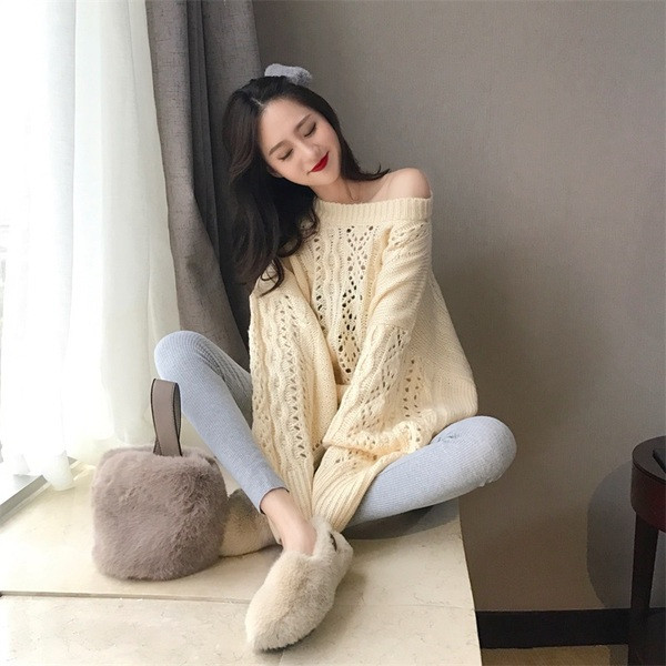 Λεπτό γυναικείο πουλόβερ σε ανοιχτό χρώμα και οβάλ λαιμόκοψη