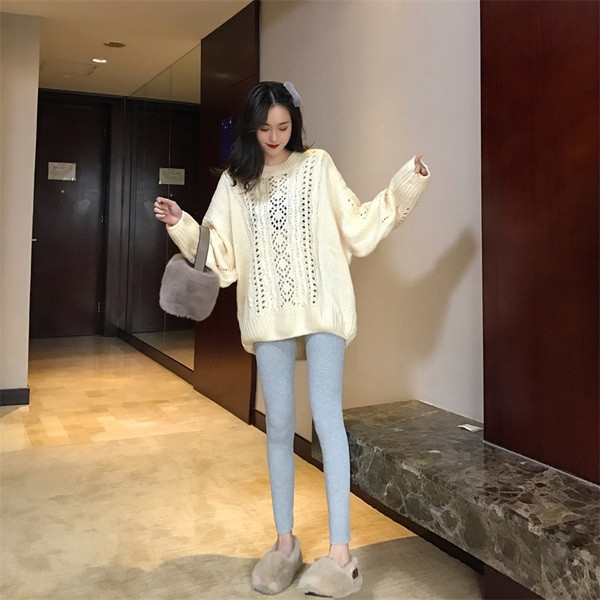 Λεπτό γυναικείο πουλόβερ σε ανοιχτό χρώμα και οβάλ λαιμόκοψη