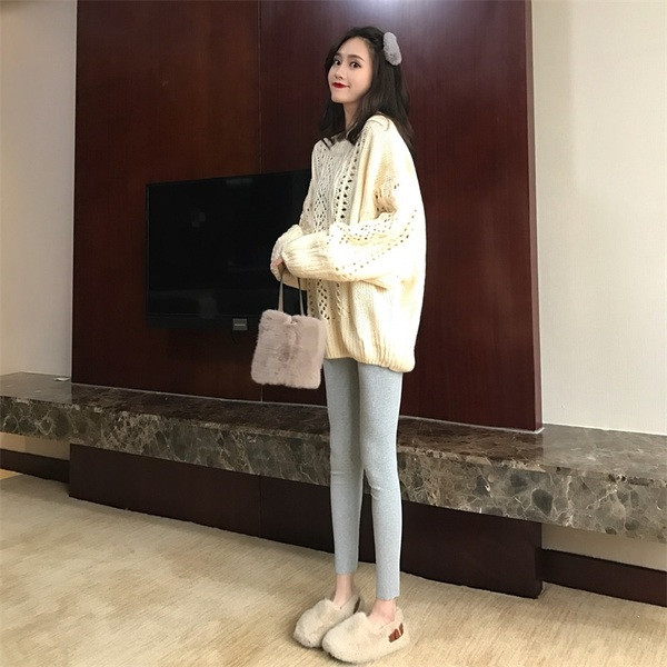 Λεπτό γυναικείο πουλόβερ σε ανοιχτό χρώμα και οβάλ λαιμόκοψη