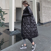 Hosszú tavaszi-őszi kabát fehér és fekete övvel