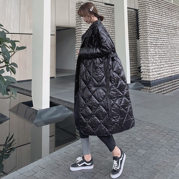 Hosszú tavaszi-őszi kabát fehér és fekete övvel