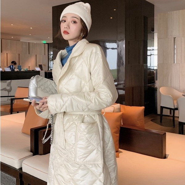 Hosszú tavaszi-őszi kabát fehér és fekete övvel