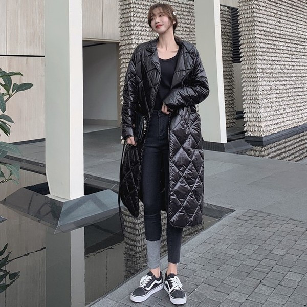 Hosszú tavaszi-őszi kabát fehér és fekete övvel