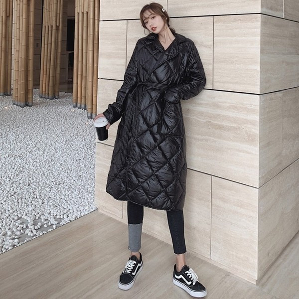 Hosszú tavaszi-őszi kabát fehér és fekete övvel