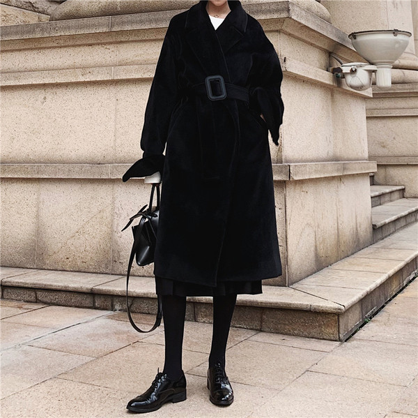 Palton lung și elegant cu curea în alb și negru