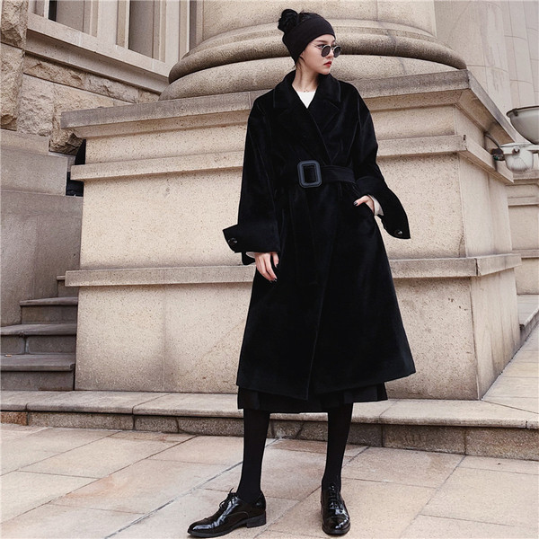 Palton lung și elegant cu curea în alb și negru