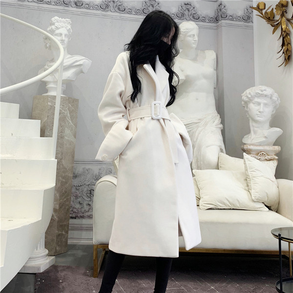 Palton lung și elegant cu curea în alb și negru