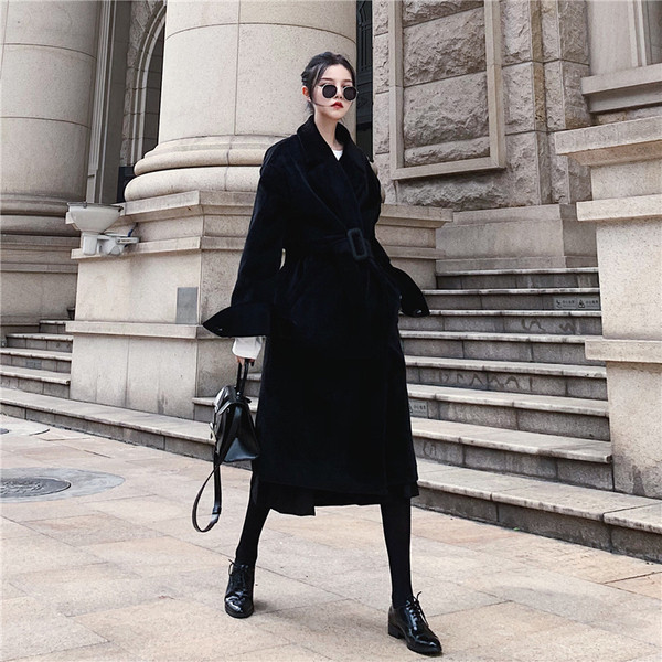 Palton lung și elegant cu curea în alb și negru