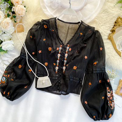 Μοντέρνα γυναικεία μπλούζα με λαιμόκοψη και κέντημα σε μαύρο και άσπρο χρώμα