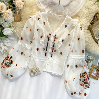 Μοντέρνα γυναικεία μπλούζα με λαιμόκοψη και κέντημα σε μαύρο και άσπρο χρώμα