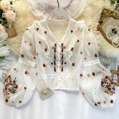 Μοντέρνα γυναικεία μπλούζα με λαιμόκοψη και κέντημα σε μαύρο και άσπρο χρώμα