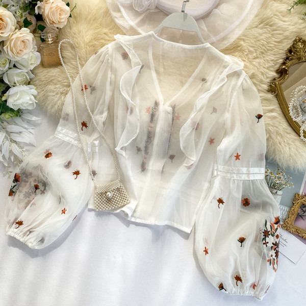 Μοντέρνα γυναικεία μπλούζα με λαιμόκοψη και κέντημα σε μαύρο και άσπρο χρώμα