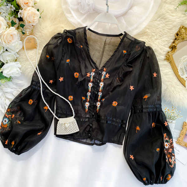 Μοντέρνα γυναικεία μπλούζα με λαιμόκοψη και κέντημα σε μαύρο και άσπρο χρώμα