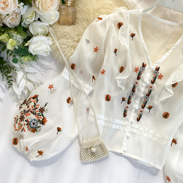 Μοντέρνα γυναικεία μπλούζα με λαιμόκοψη και κέντημα σε μαύρο και άσπρο χρώμα