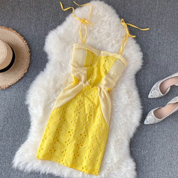 Rochie de dama eleganta din dantela cu bretele galbene