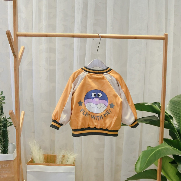 Új modell őszi gyerek kabát rátéttel fiúknak - két arc