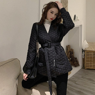 Rövid tavaszi-őszi női kabát övvel és zsebekkel