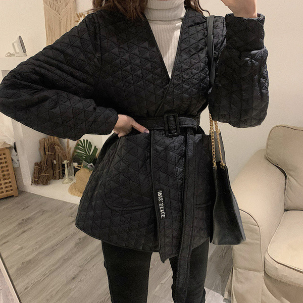 Rövid tavaszi-őszi női kabát övvel és zsebekkel