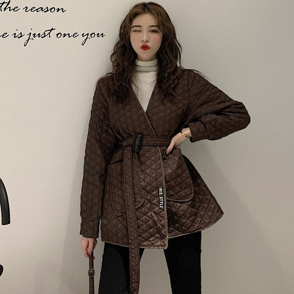 Rövid tavaszi-őszi női kabát övvel és zsebekkel