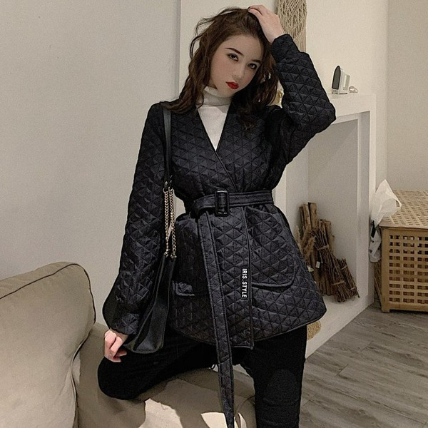 Rövid tavaszi-őszi női kabát övvel és zsebekkel