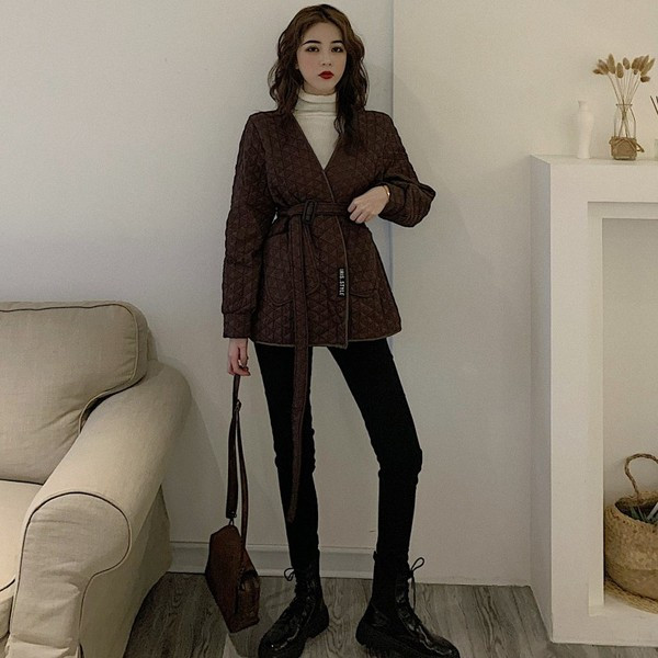 Rövid tavaszi-őszi női kabát övvel és zsebekkel