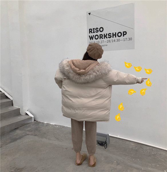 Geaca de iarna lunga de culoare deschisa cu gluga din par eco