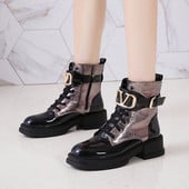 Μοντέρνες γυναικείες μπότες με μεταλλικό στοιχείο σε δύο χρώματα