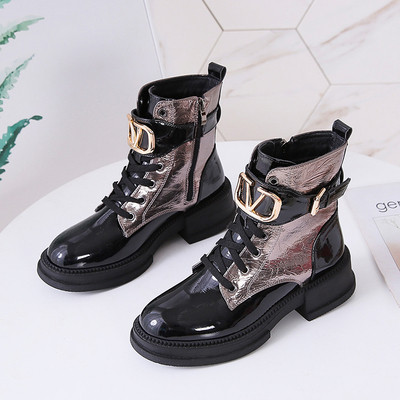 Μοντέρνες γυναικείες μπότες με μεταλλικό στοιχείο σε δύο χρώματα