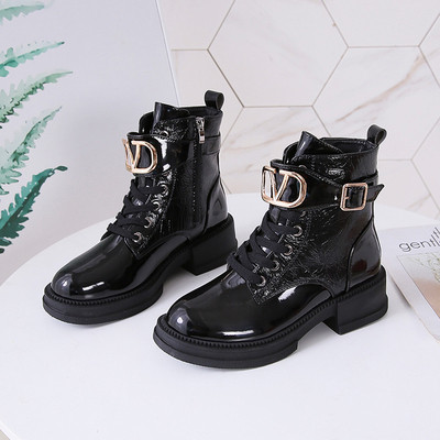 Μοντέρνες γυναικείες μπότες με μεταλλικό στοιχείο σε δύο χρώματα