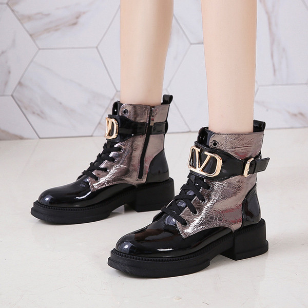 Μοντέρνες γυναικείες μπότες με μεταλλικό στοιχείο σε δύο χρώματα